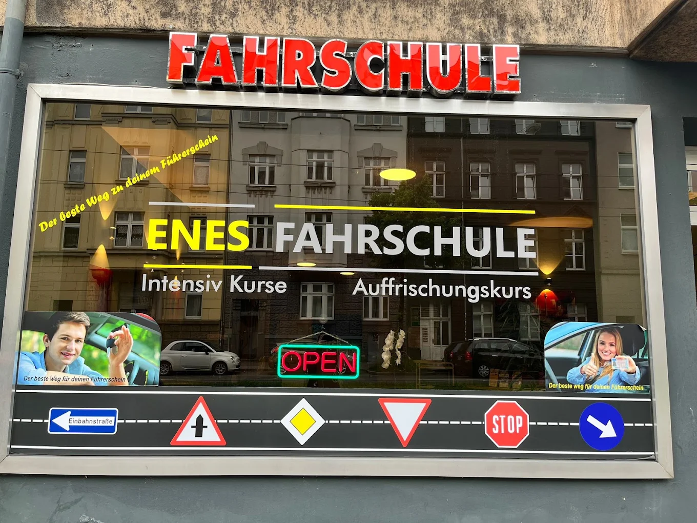 Eingang der Enes Fahrschule in der Kruppstraße 5 in Düsseldorf-Oberbilk